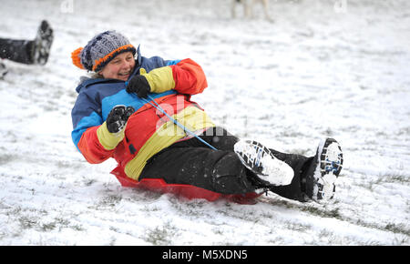 Brighton, UK. Feb 27, 2018. La luge in Queens Park Brighton tôt ce matin que la "bête de l'Est' tempêtes de neige répartis à travers la Grande-Bretagne aujourd'hui avec plus de neige et le gel des prévisions météorologiques pour le reste de la semaine Crédit : Simon Dack/Alamy Live News Banque D'Images