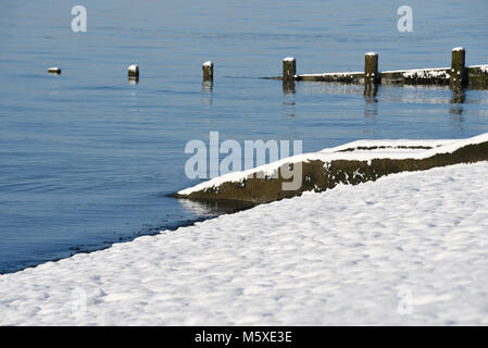 Plage de Southend Western Esplanade recouverte de neige, avec brise-lames et pas en bas de l'estuaire de la Tamise pendant les 'bête de l'Est' est arrivé à Southend on Sea, Essex Banque D'Images