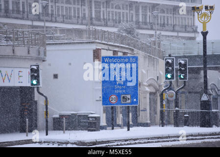 La "bête de l'Est' est arrivé à Southend on Sea, Essex. Bienvenue à City Beach partager Space signe de la circulation. Neige Banque D'Images