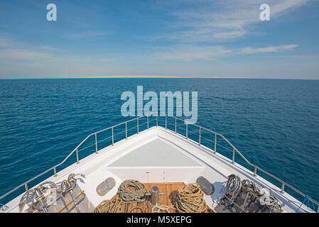 Vue sur la proue d'un grand yacht de luxe sur l'océan tropical avec ancres Banque D'Images