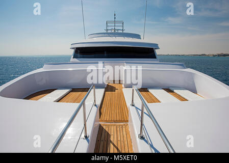 Vue sur la proue d'un grand yacht de luxe sur le pont avec l'océan ouvert tropical Banque D'Images