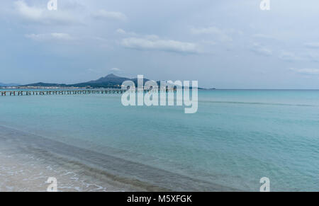 Empreintes de pas sur la plage de l'île d'Ibiza en Espagne, maison de vacances et de scène d'été Banque D'Images