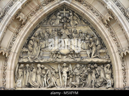 Jugement dernier - la sculpture au-dessus de l'entrée de l'église sur le à Prague Vysehrad Banque D'Images