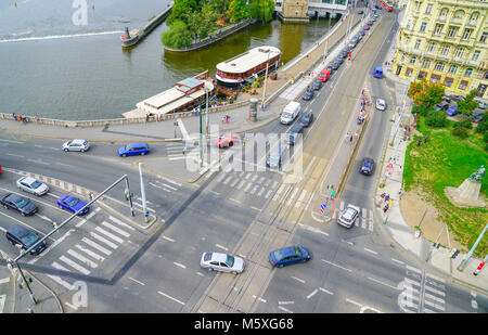 République Tchèque Prague - 1 septembre 2017 ; Grande ville intersection avec les véhicules, plusieurs passages piétons, style traditionnel Européen à plusieurs étages Banque D'Images