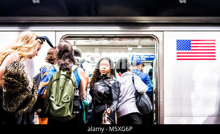 La ville de New York, USA - 28 octobre 2017 : Les gens de la plate-forme souterraine dans Transit NYC Subway Station sur la navette en train, personnes entassées foule avec o Banque D'Images