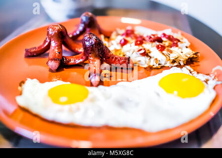 Gros plan du grand plateau petit-déjeuner brunch avec les œufs, les pommes de terre Rissolées pommes râpé, saucisse poulpe tako Banque D'Images