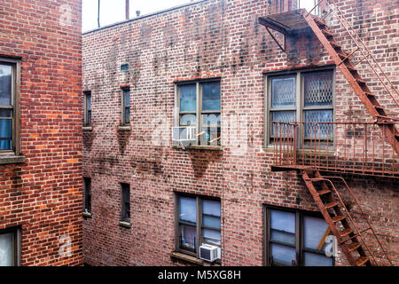 Bronx, USA - Le 29 octobre 2017 : condo appartement brique bâtiment architecture en hauteurs de Fordham, Bronx, New York, Manhattan, New York City, le feu s'échappe, win Banque D'Images