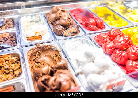 La crème glacée yogourt congelé compteur desservant coloré parlour avec de nombreuses saveurs scoopable, sorbet, chocolat, garnitures Banque D'Images