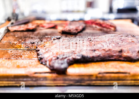 Grillé Frites fraîches cuites doré de steak de flanc jupe sur planche en bois, de graisse, bien-fait mariné Banque D'Images