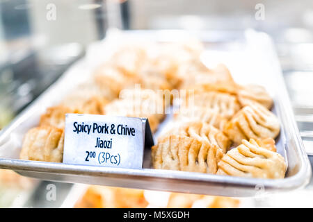 Porc aux épices Jiaozi Ciboulette, sur l'affichage des prix dans la restauration rapide à emporter, les plats à emporter, Boutique restaurant cantonais chinois nourriture Banque D'Images
