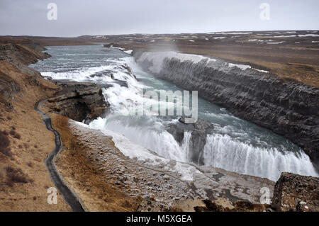 Vue de haut point de l'immense cascade de Gullfoss, Islande. Banque D'Images