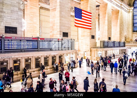 La ville de New York, USA - 29 octobre 2017 : People walking in Grand Central Station vue aérienne par NYC salle principale, l'étage, hall de transport, de nouvelles Banque D'Images