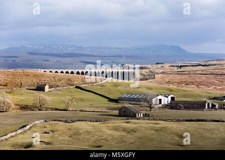 Ribblehead viaduc et Pen-y-ghent (pointe à l'horizon), Yorkshire Dales National Park, Royaume-Uni Banque D'Images