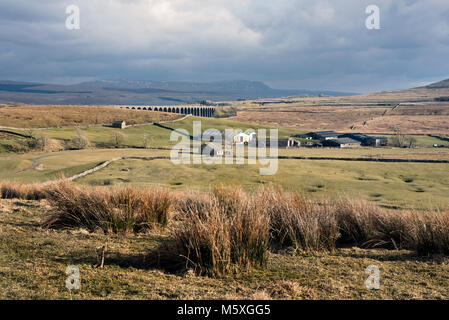 Ribblehead viaduc et Pen-y-ghent (pointe à l'horizon), Yorkshire Dales National Park, Royaume-Uni Banque D'Images