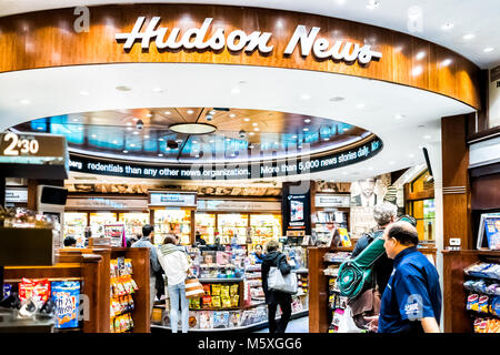 New York, USA - 29 octobre 2017 : Grand central Terminal à New York City subway sign, avec des gens qui marchent à l'intérieur du groupe Hudson news store shop Banque D'Images