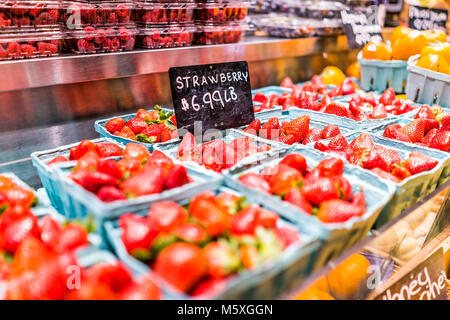 Libre de beaucoup de fraises juteuses rouges frais dans des boîtes sur l'écran cher prix par livre Banque D'Images