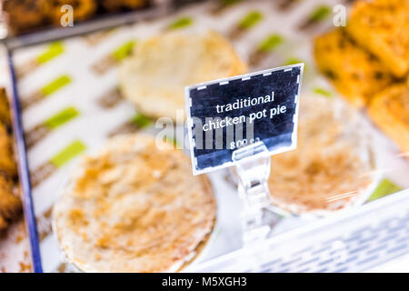 Tourte au poulet traditionnel signe, prix sur marché de l'affichage sur le compteur en magasin, boutique Banque D'Images