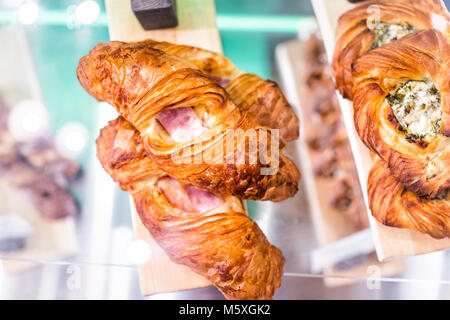 Mise à plat des gros plan Vue de dessus le beurre d'or feuilletée cuit jambon et fromage croissants feuilletés petit-déjeuner dans un café-pâtisserie gastronomique sur verre de l'écran windo Banque D'Images