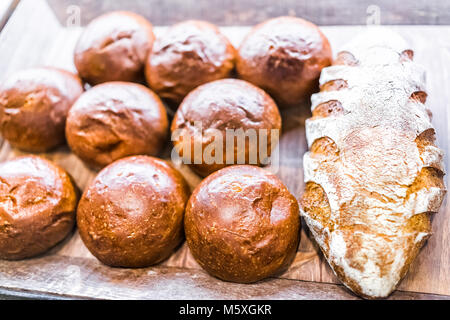 Gros plan du brun frais pain pains au levain obtenu dans une boulangerie avec de nombreux petits pains buns Banque D'Images