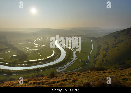 Le lever du soleil sur la rivière Cuckmere dans le parc national des South Downs Banque D'Images