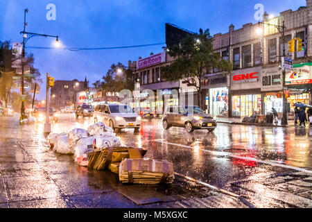 Bronx, USA - Le 29 octobre 2017 : Road street dans le centre de Fordham Heights avec des voitures de la circulation, la ville de New York, NYC lors de fortes pluies, les gens de parasols, stores Banque D'Images