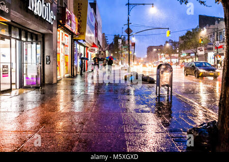 Bronx, USA - Le 29 octobre 2017 : Road street dans le centre de Fordham Heights avec des voitures de la circulation, la ville de New York, NYC lors de fortes pluies, les gens de parasols, stores Banque D'Images