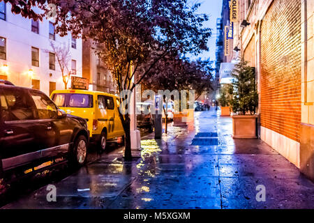 Bronx, USA - Le 29 octobre 2017 : Road street dans le centre Fordham Heights avec des voitures garées en quartier, New York City, NYC lors de fortes pluies et d'un trottoir Banque D'Images