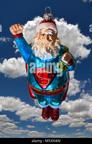 Santa Claus comme Superman, Boule de Noël Banque D'Images