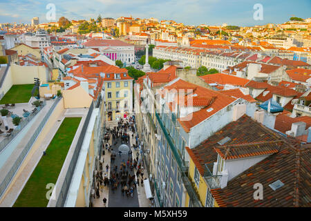 Paysage urbain de l'antenne du centre-ville de Lisbonne au coucher du soleil, vue sur la rue bondée, Portugal Banque D'Images