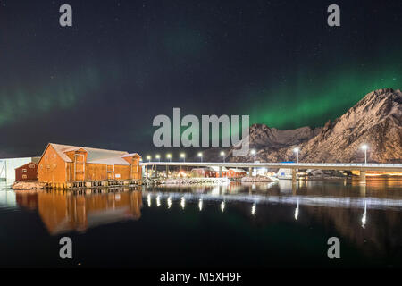 Northern Lights, Aurora Borealis sur Svolvaer, paysage urbain, pont, éclairé avec le port de Svolvær, Austvågøy, Lofoten Banque D'Images