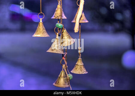 Palic, en Voïvodine, Serbie - cloches en laiton suspendus dans la cour illuminée au winter Night Banque D'Images