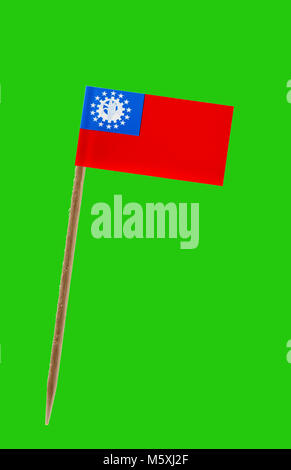 Dent avec un petit drapeau de papier Burmai sur un écran vert pour chromakey Banque D'Images