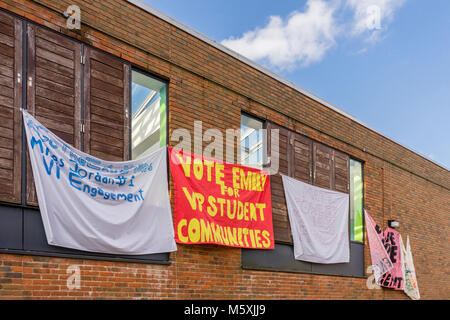 Bannières suspendue à un immeuble pendant la campagne électorale présidentielle 2018 SUSU à Highfield Campus à l'Université de Southampton, England, UK Banque D'Images