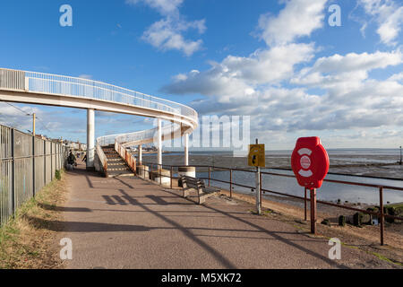 Passerelle, plus de ligne de chemin de fer, qui mène de la côte à falaises Leigh est, Leigh-on-Sea, Essex, UK, Southend. Banque D'Images