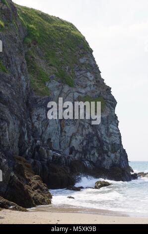 L'Ardoise falaises de la côte nord des Cornouailles à Baie de Holywell. Les affleurements géologiques, sur la plage rocheuse, au Royaume-Uni. Banque D'Images