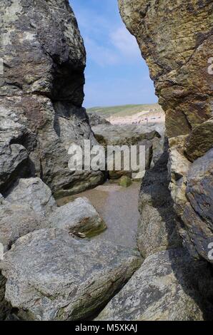 L'Ardoise falaises de la côte nord des Cornouailles à Baie de Holywell. Les affleurements géologiques, sur la plage rocheuse, au Royaume-Uni. Banque D'Images