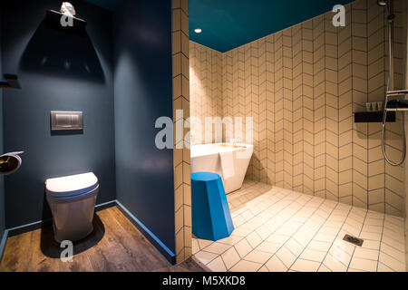 Salle de bains moderne de luxe avec baignoire, serviettes blanc et bleu tabouret Banque D'Images