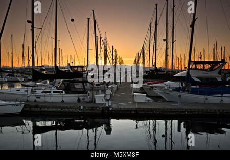 WASHINGTON - Une forêt de masques comme les couchers de soleil sur les montagnes olympiques comme les couchers de soleil sur Seattle's Shilshole Bay Marina. Banque D'Images