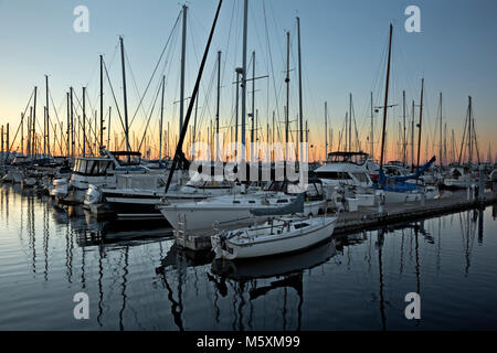 WASHINGTON - Une forêt de masques comme les couchers de soleil sur les montagnes olympiques comme les couchers de soleil sur Seattle's Shilshole Bay Marina. Banque D'Images