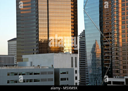 WA13713-00..WASHINGTON - la Smith Tower, autrefois la plus haute tour à l'est du fleuve Mississippi, se reflétant dans le verre de la 5e plus haute tour de Seattle Banque D'Images