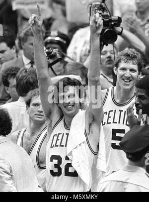 Boston Celtics Kevin McHale célèbre championnat NBA Celtics gagner les Houston Rockets Champion juin 1986. photo de Bill belknap Banque D'Images