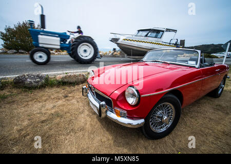 Voiture décapotable rouge exotique à l'avant du tracteur tirant voile Banque D'Images