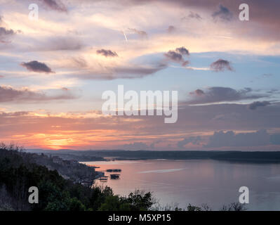 Photo haute résolution de soleil derrière les collines avec le lac en premier plan Banque D'Images