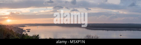 Large panorama de coucher du soleil sur le lac Travis Texas avec la voile sur le côté Banque D'Images