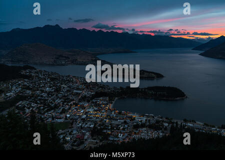 Antenne magnifique coucher du soleil sur Queenstown, Nouvelle-Zélande Banque D'Images