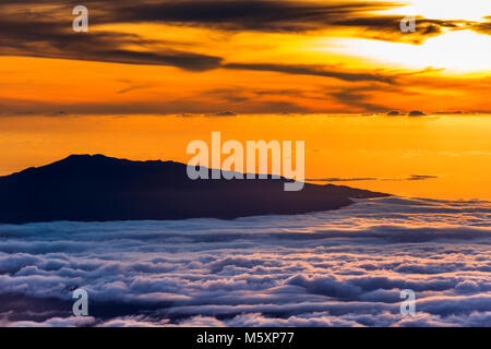 Hualalai volcan depuis le sommet du Mauna Kea au coucher du soleil, la Grande Île, New York USA Banque D'Images