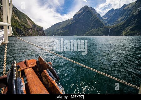 Voyageant sur le bateau à travers les fjords de Milford Sound, Nouvelle Zélande Banque D'Images