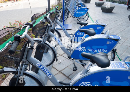 HYDERABAD, INDE-04 DÉCEMBRE 2017 cycles Smartbike,location de la queue à la station de métro Miyapur pour les navetteurs comme la connectivité du dernier kilomètre à Hyderabad, Inde Banque D'Images