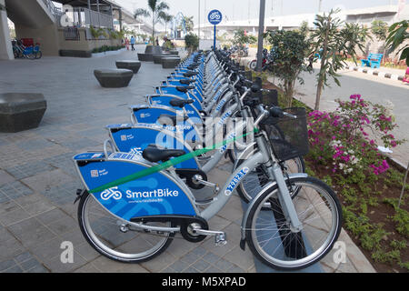 HYDERABAD, INDE-04 DÉCEMBRE 2017 cycles Smartbike,location de la queue à la station de métro Miyapur pour les navetteurs comme la connectivité du dernier kilomètre à Hyderabad, Inde Banque D'Images