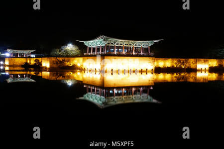 Les pavillons de l'Étang Anapji nuit à refléter dans l'eau à Gyeongju, Corée du Sud. Banque D'Images